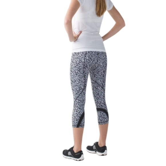 Lululemon Inspire Crop II All Full-On Luxtreme Black White Animal Print Size 6 - Picture 2 of 12